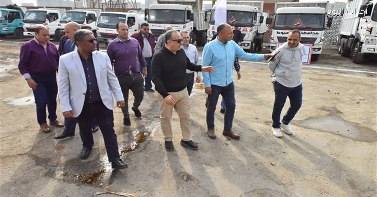 محافظ أسيوط يتفقد 51 معدة وسيارة بحي شرق