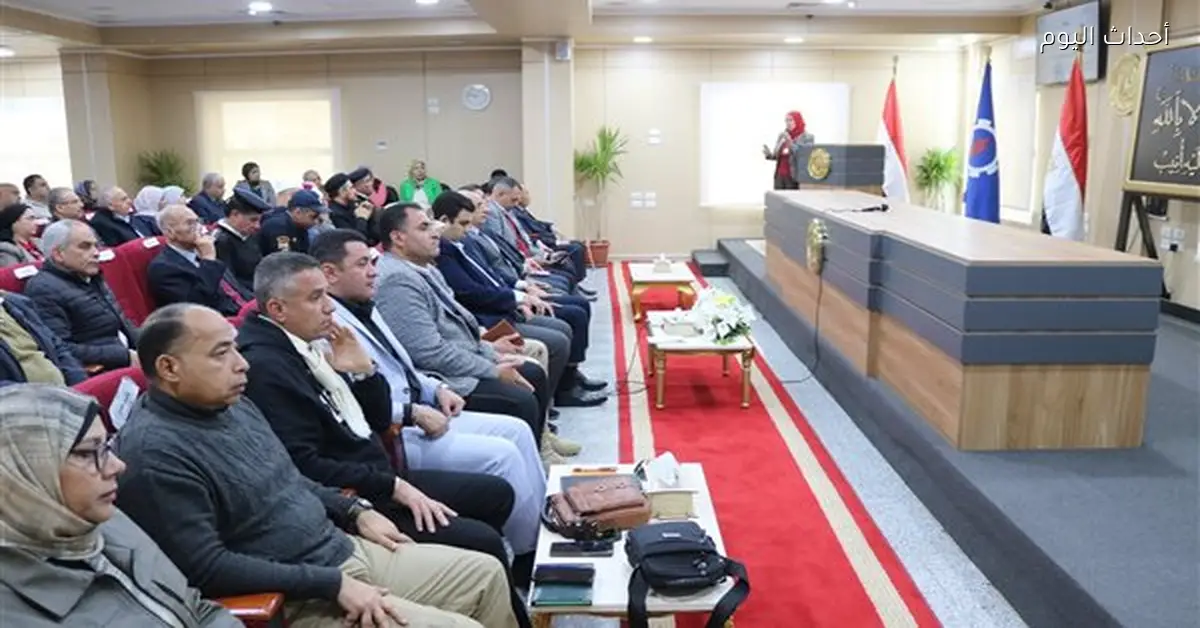 محافظ السويس يكرم مدير التعليم خلال اللقاء الأسبوعي