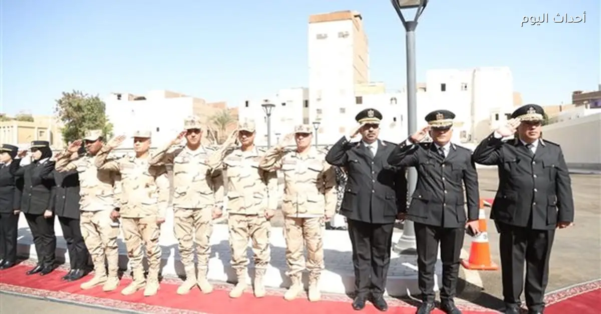 محافظ قنا ومدير الأمن يضعان إكليل زهور على نصب شهداء الشرطة