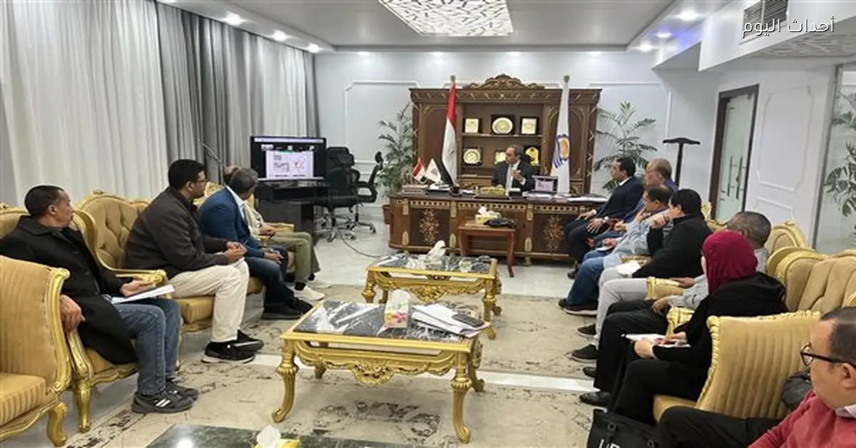 محافظ قنا يناقش دليل الهوية البصرية مع جامعة عين شمس