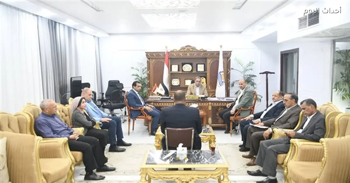 محافظ قنا يوجه بصيانة إنارة طريق العبادة الرئيسية