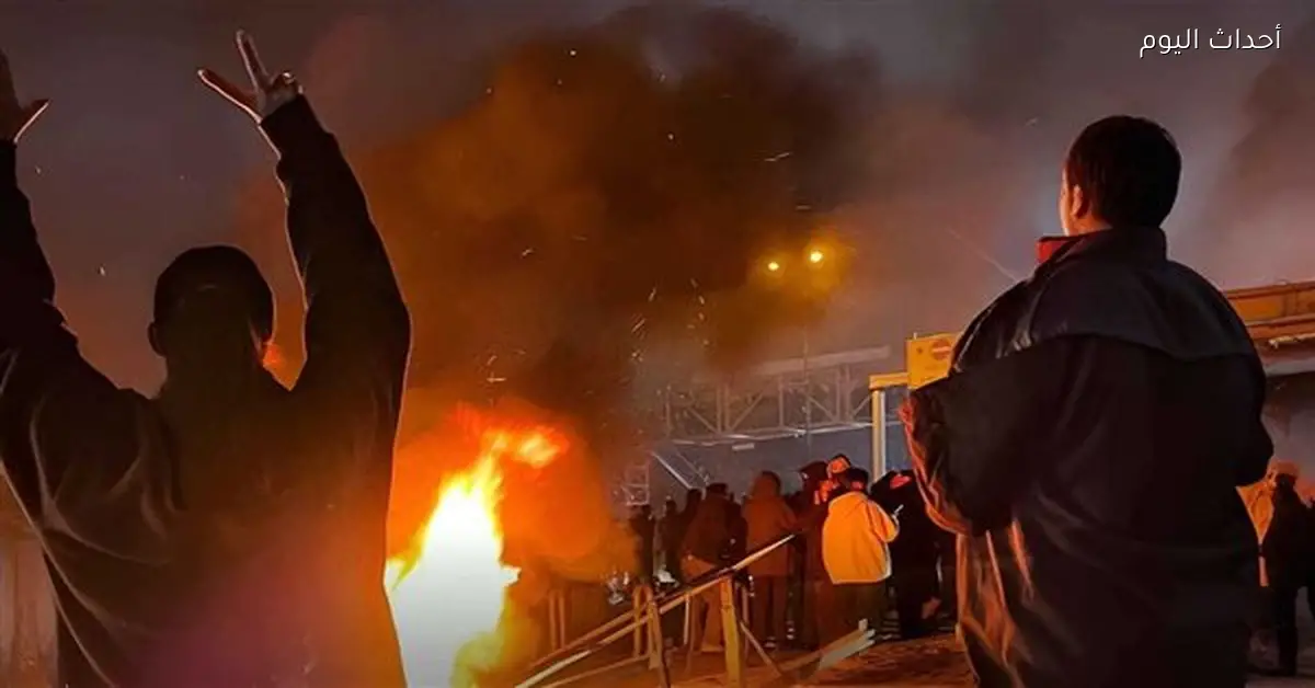 محتجون في إيران يحرقون مقرات حكومية وأمنية