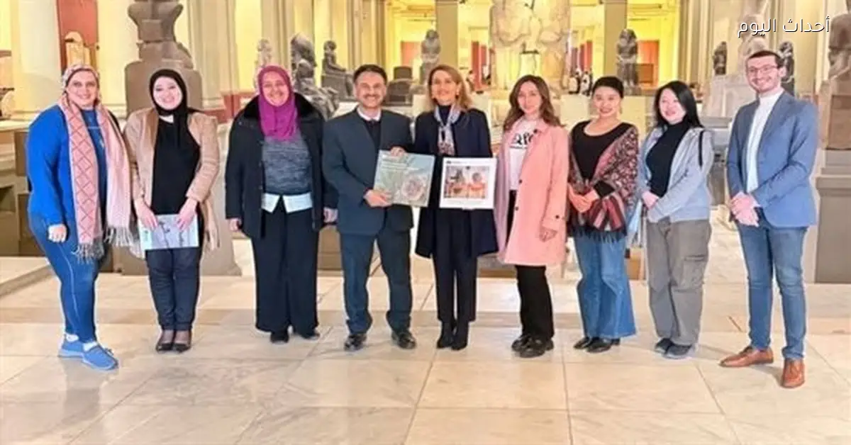 مديرة اليونسكو تهدي المتحف المصري كتاب “الآثار والتقاليد الحية”