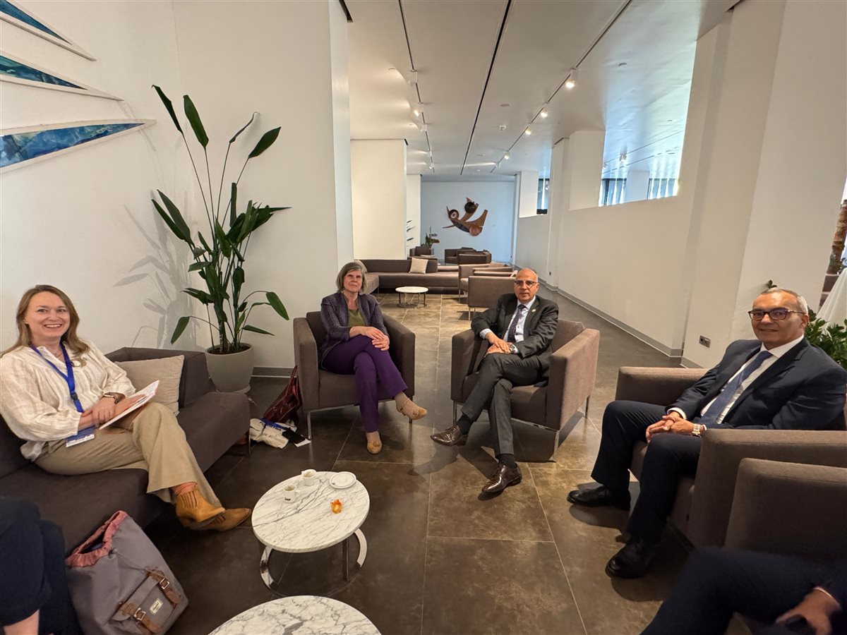 من جانب الاجتماع