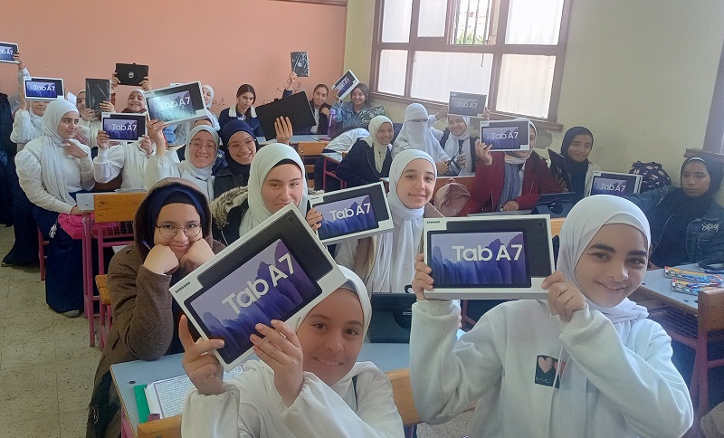 طالبات الصف الثانوي مع التابلت