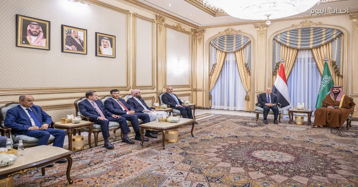 وزير الدفاع السعودي يلتقي القيادة اليمنية ويؤكد دعم المملكة لحل الأزمة سياسيًا