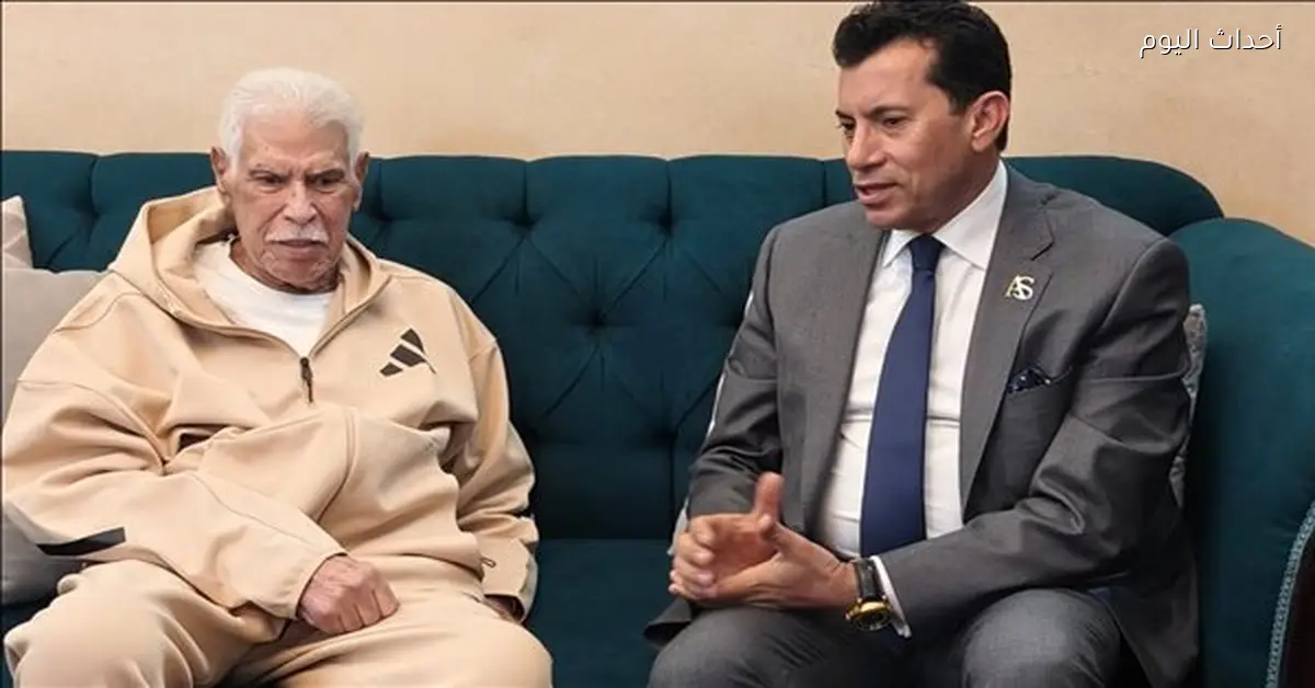 وزير الشباب والرياضة يزور الكابتن حسن شحاتة للاطمئنان على صحته