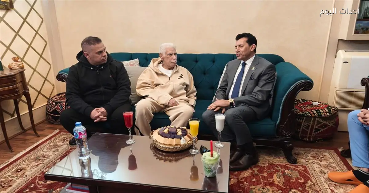 وزير الشباب والرياضة يزور حسن شحاتة في منزله