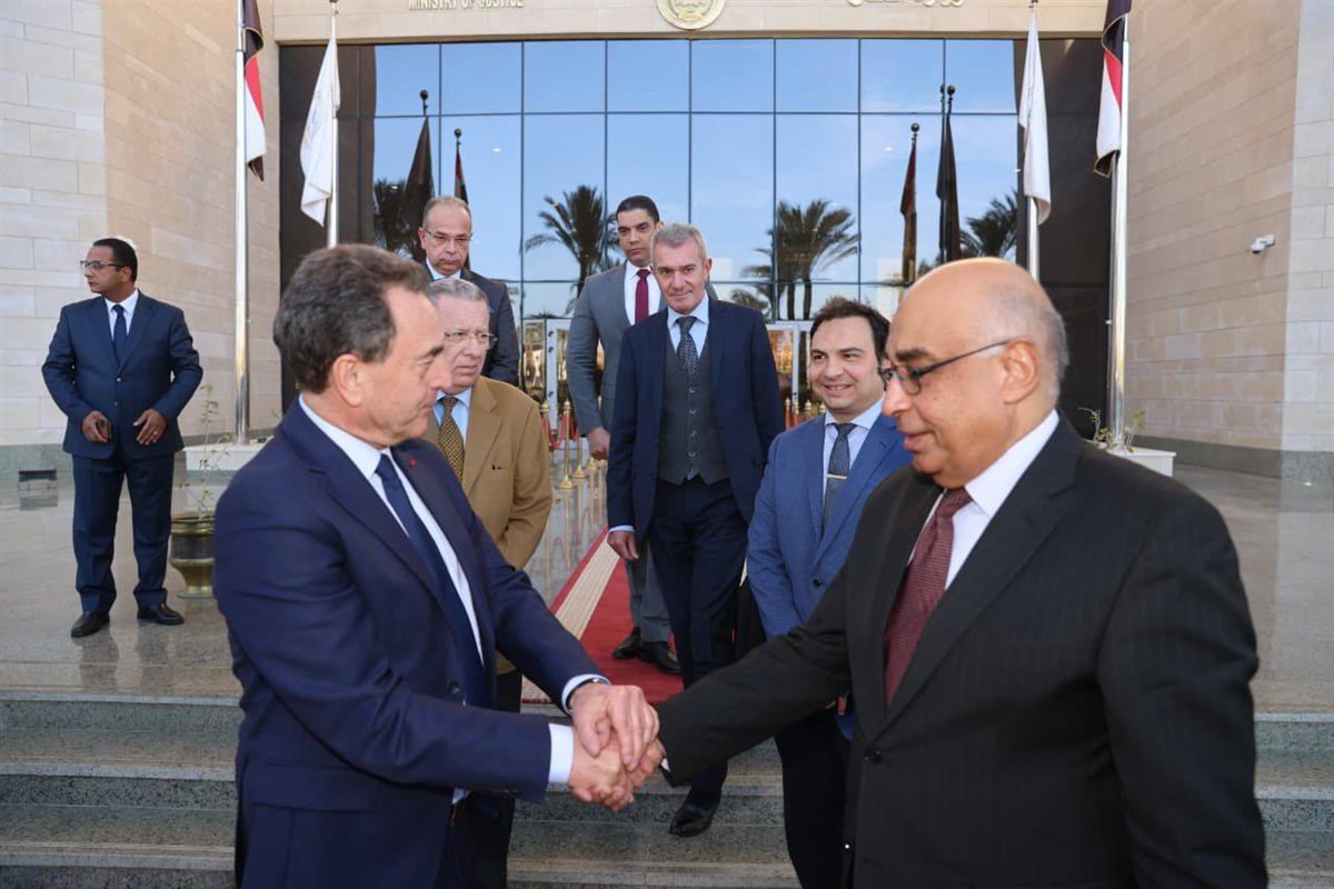 وزير العدل وسفير فرنسا بالقاهرة