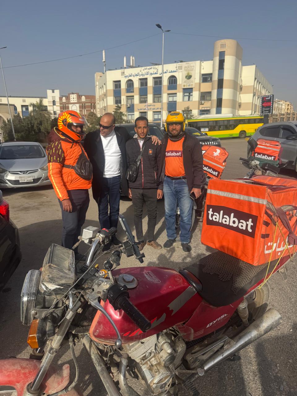 عمال توصيل الطلبات