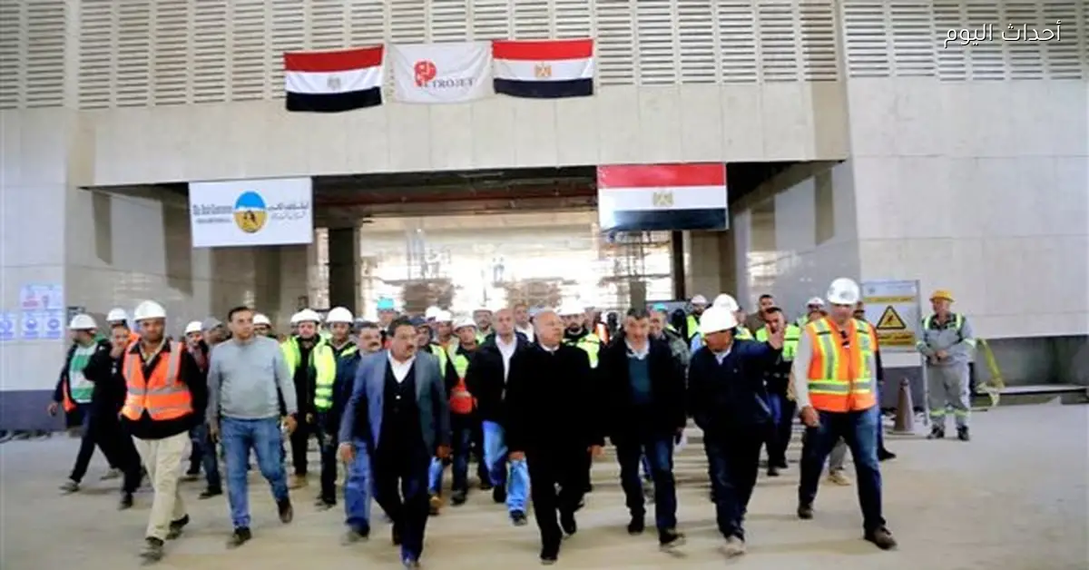 وزير النقل يتفقد شبكة القطار الكهربائي السريع