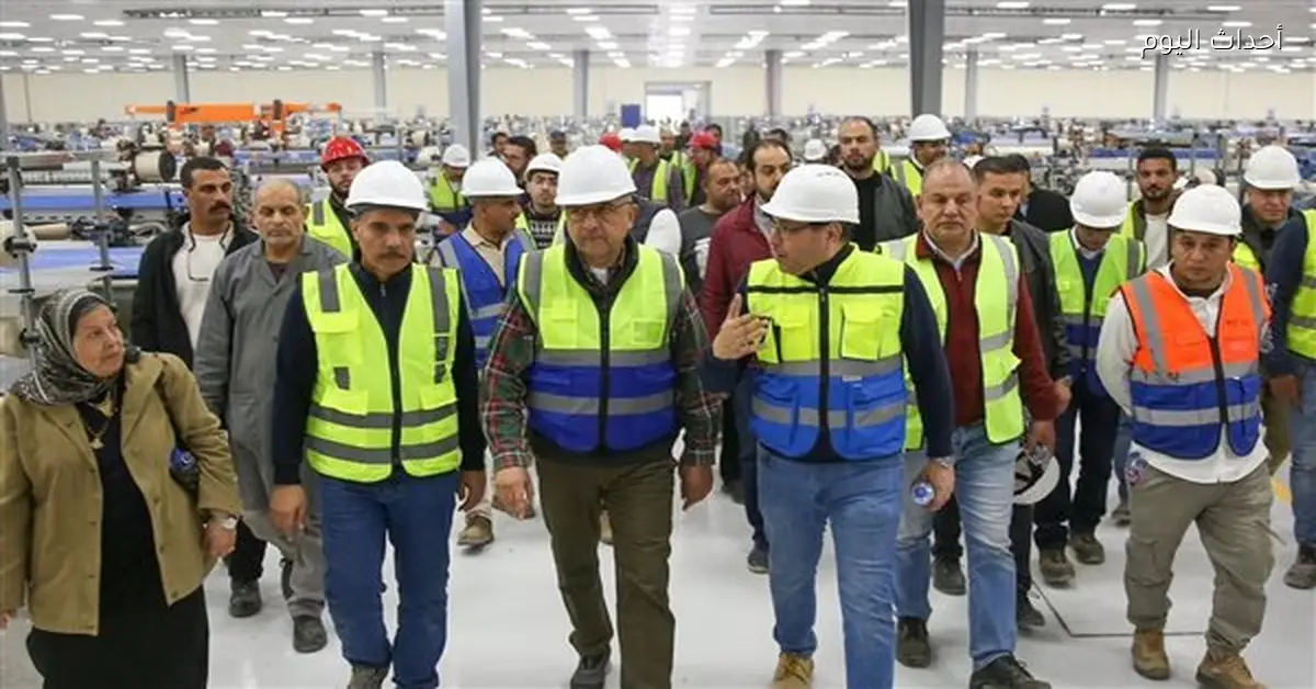 وزير قطاع الأعمال يتفقد مشروع تطوير صناعة الغزل