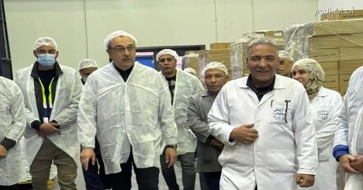 وزير قطاع الأعمال يزور مصانع مصر للمستحضرات الطبية في القليوبية