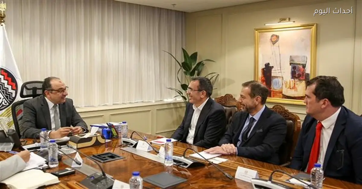 وزير قطاع الأعمال يناقش تعاونًا مع مستثمرين أتراك في صناعة الملابس