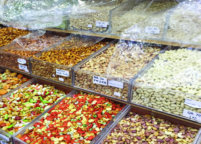 سعيدة / إقبال كبير على محلات بيع المكسرات والحلويات – جريدة القائد نيوز