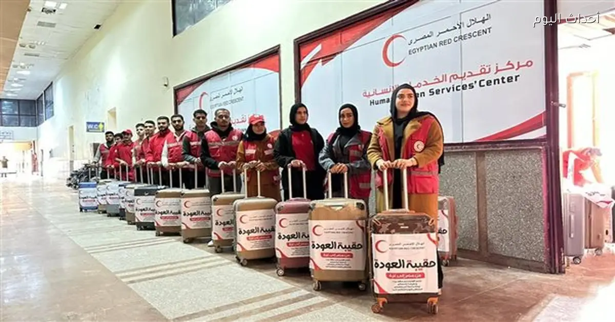 الهلال الأحمر المصري يستقبل جرحى فلسطين ويقدم حقيبة العودة