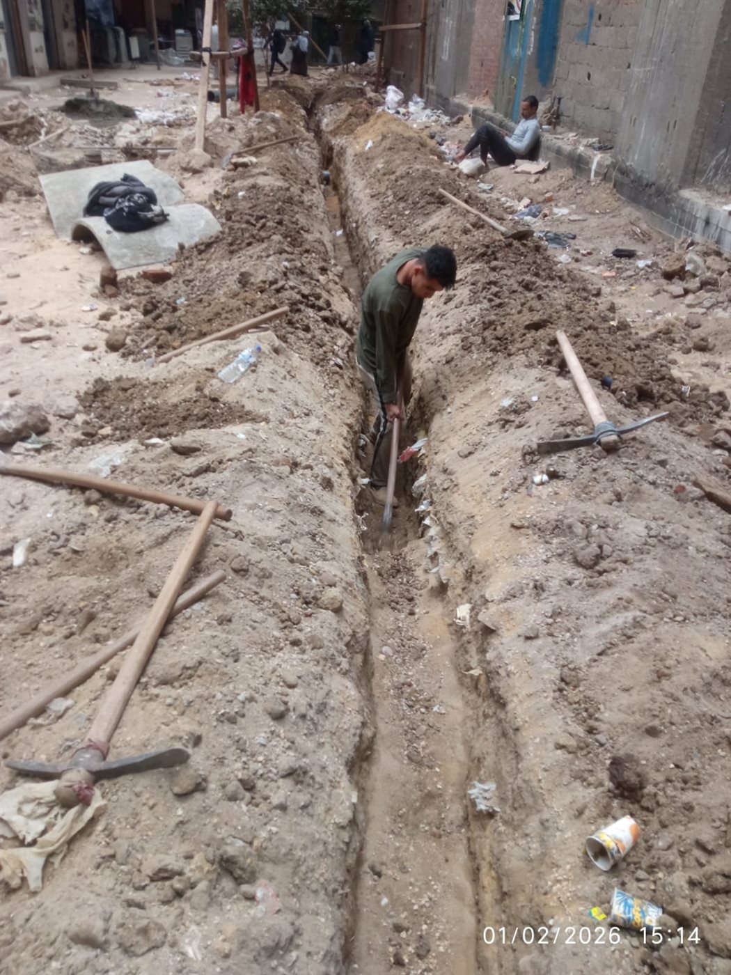 جانب من أعمال توصيل المرافق بعقار نفق الهرم