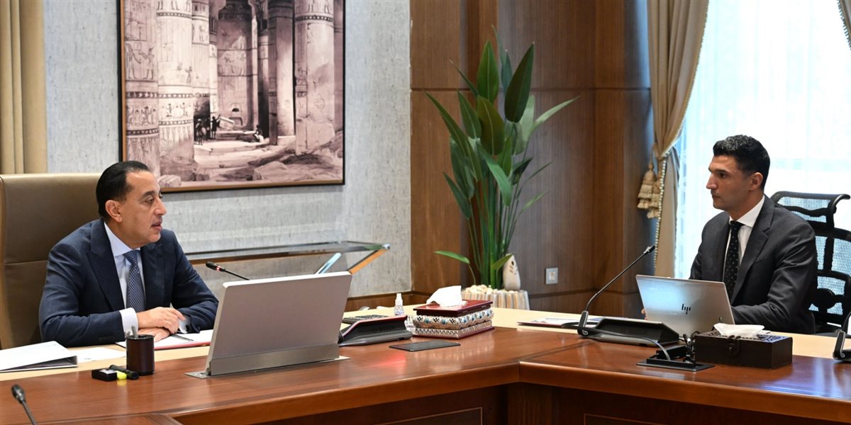 جانب من اجتماع رئيس الوزراء ووزير الصناعة