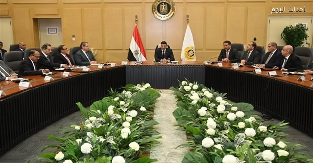 اجتماع وزير الصناعة مع قيادات الوزارة لوضع خطة العمل القادمة