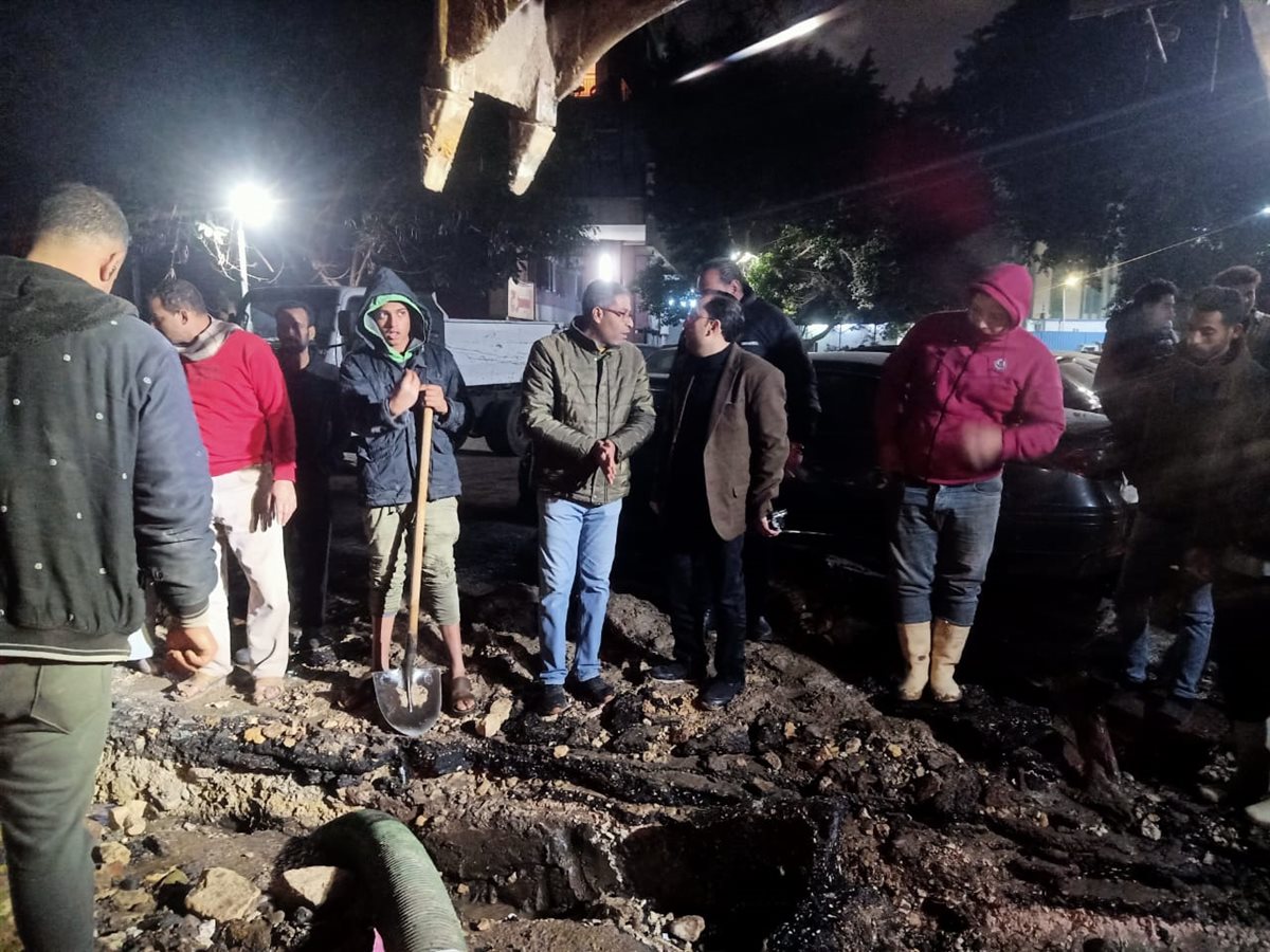 جانب من أعمال توصيل المرافق بعقار نفق الهرم