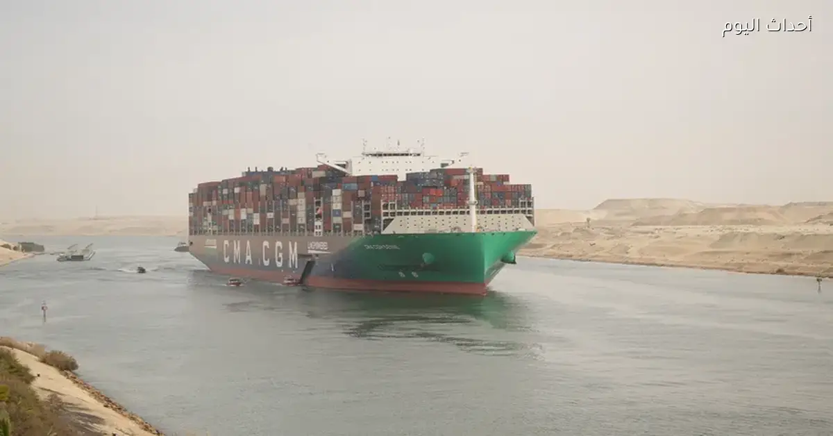 سفينة غطس كبيرة تعبر قناة السويس في طريقها من سنغافورة إلى الدنمارك