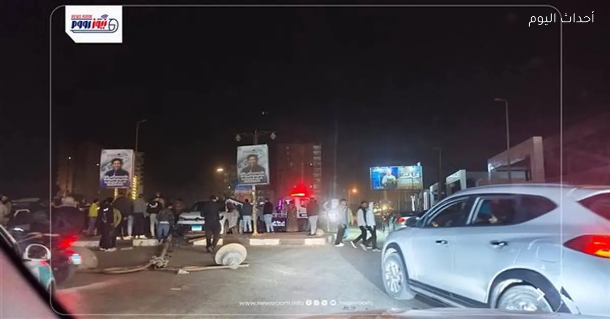 سقوط عمود إنارة بسبب تصادم سيارة في الفيوم