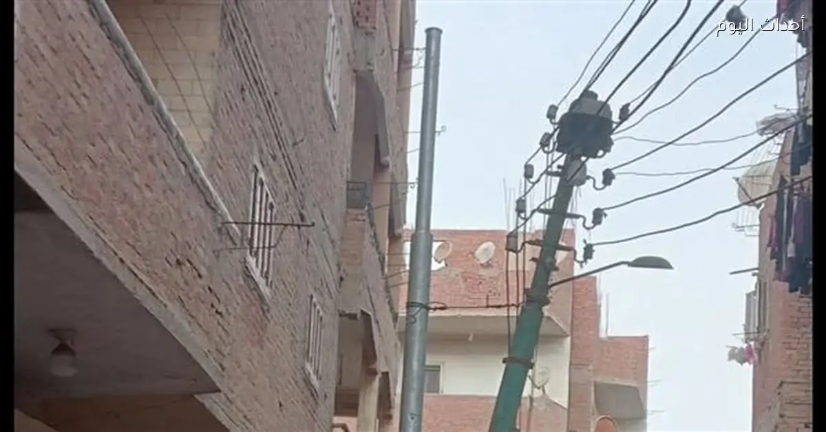 صيانة كشافات الإنارة ومراجعة الأعمدة المتهالكة في قنا