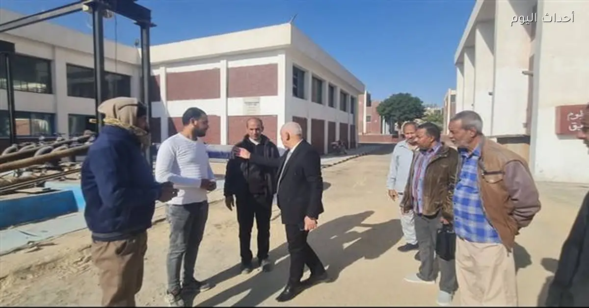قائد المنطقة يزور مشروعات الصرف الصحي بقوص