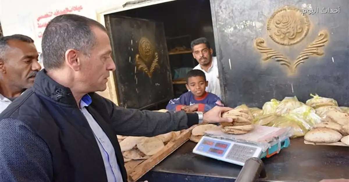محافظ أسوان يتفقد جودة وزن رغيف الخبز في الصداقة الجديدة