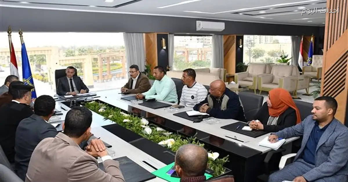 محافظ أسوان يطلق خطة لنقل الباعة الجائلين إلى سويقات جديدة