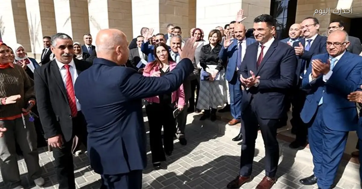 موظفو وزارة الصناعة يودعون الوزير السابق بحضور الجديد