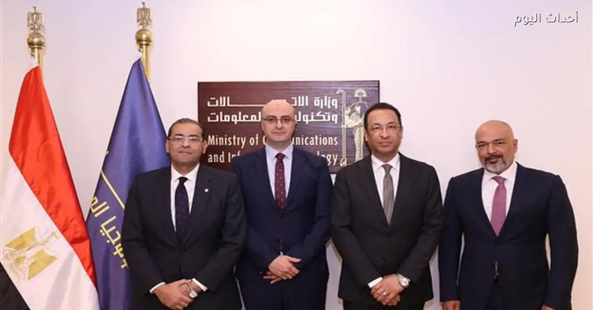 وزير الاتصالات يؤكد حل مشكلات المستثمرين في القطاع