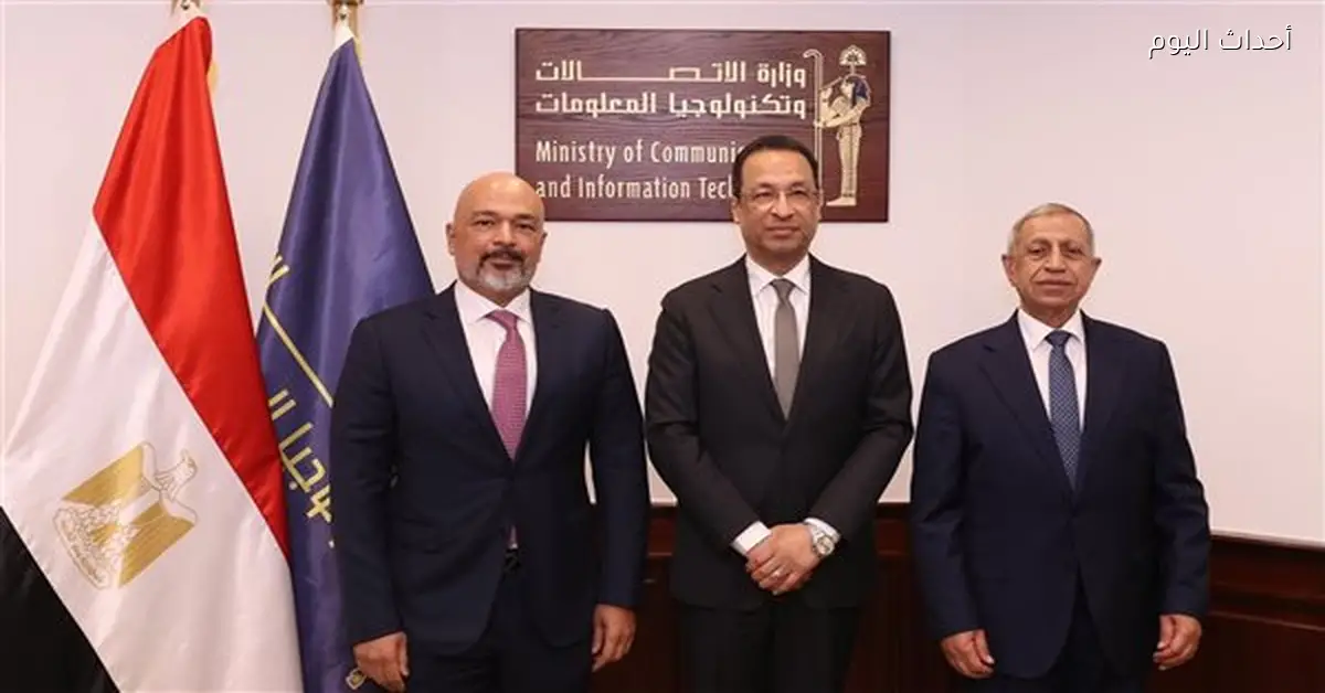 وزير الاتصالات يوقع شراكة لإنشاء مختبرات متطورة في مصر