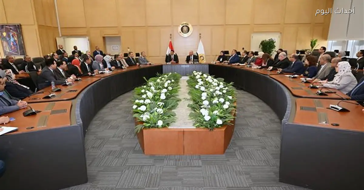 وزير الصناعة الجديد يتسلم مهامه من الفريق كامل الوزير