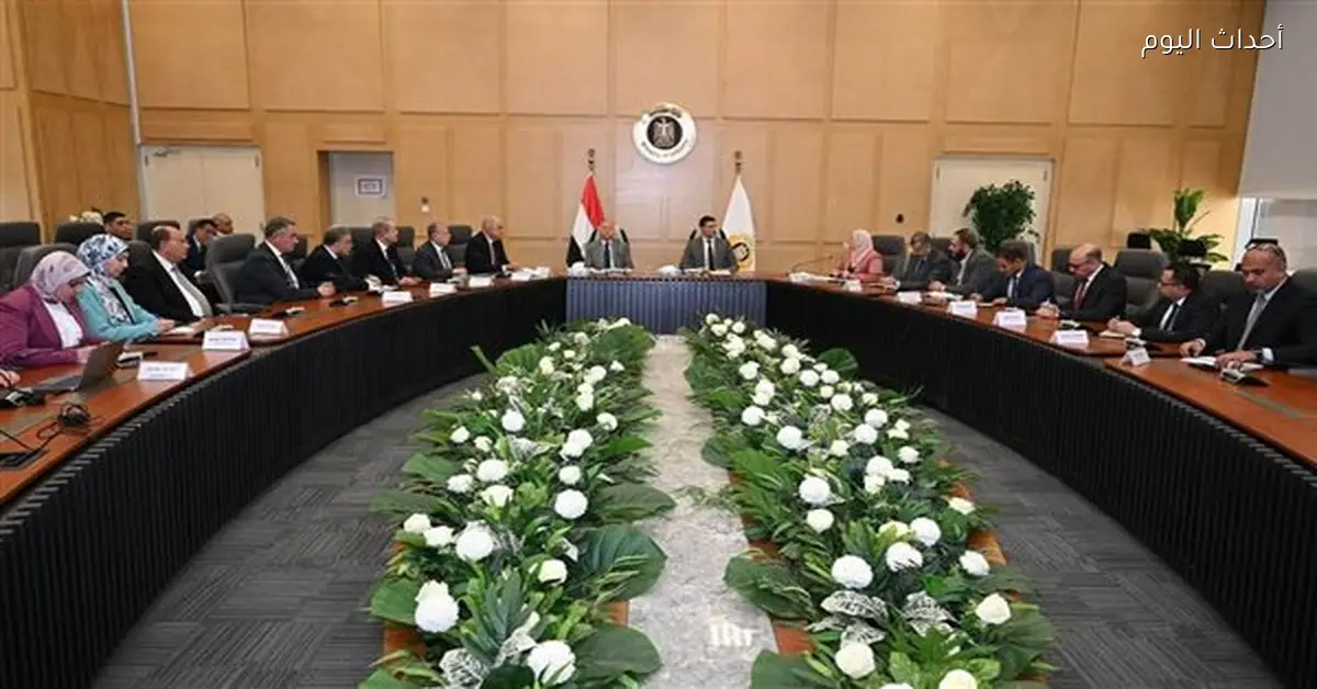 وزير الصناعة يناقش خطة تطوير شق التعبان مع محافظ القاهرة ورئيس الاتحاد