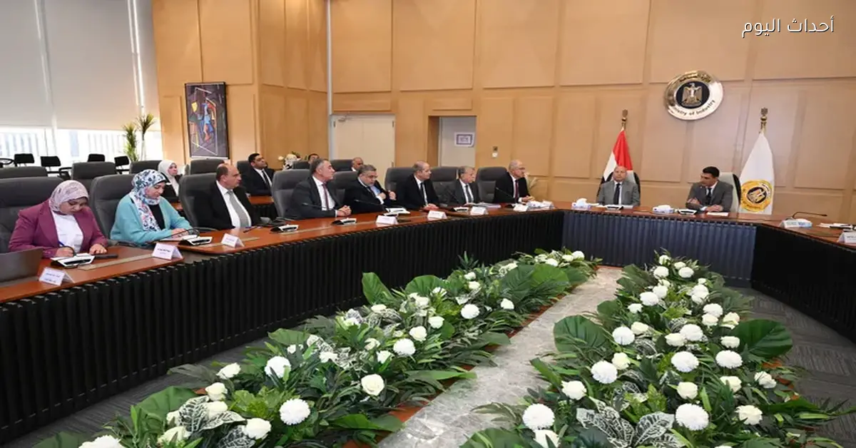 وزير الصناعة يناقش خطة تطوير منطقة شق الثعبان مع محافظ القاهرة ورئيس اتحاد الصناعات
