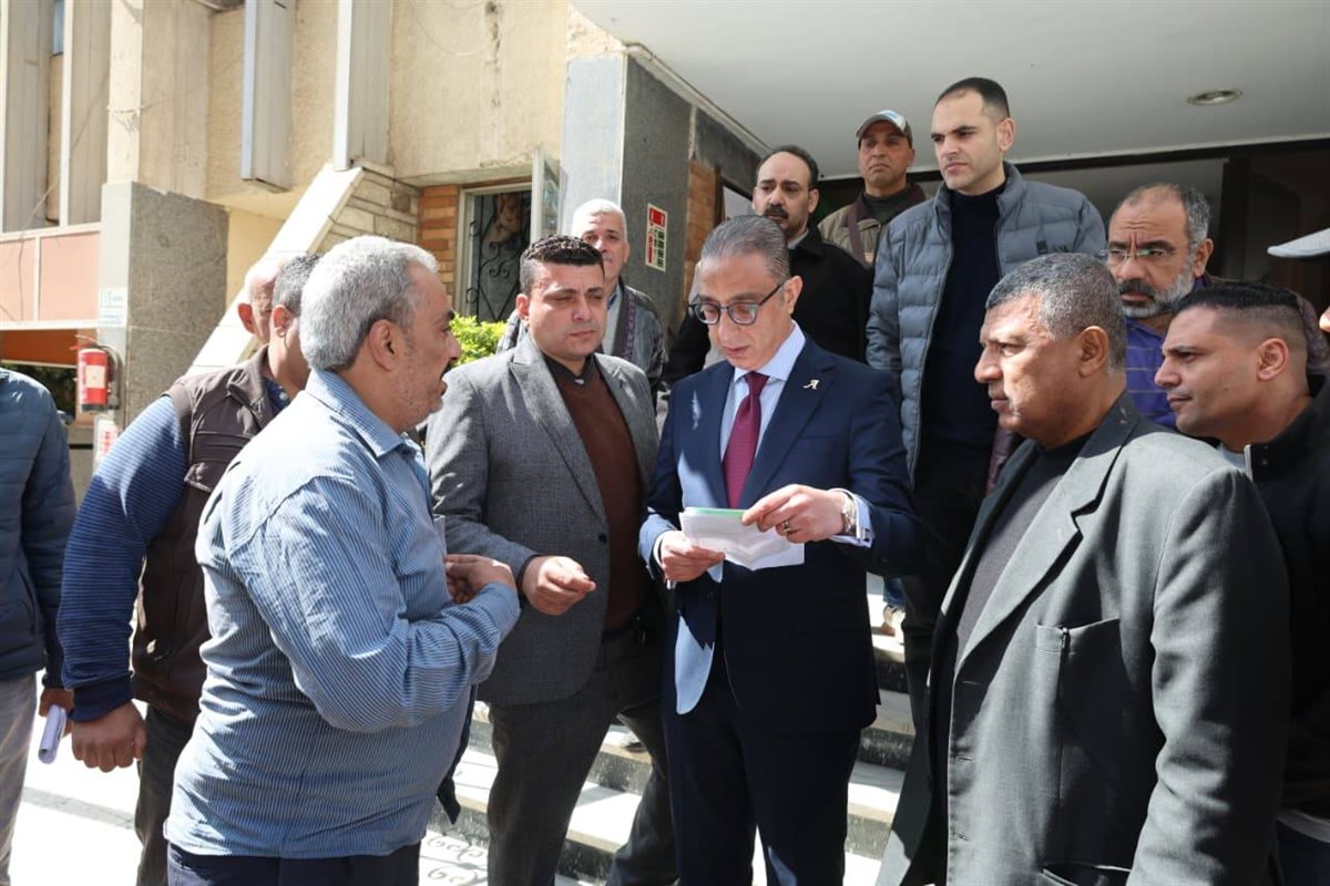 جانب من زيارة محافظ الجيزة لمقر هيئة النظافة والتجميل