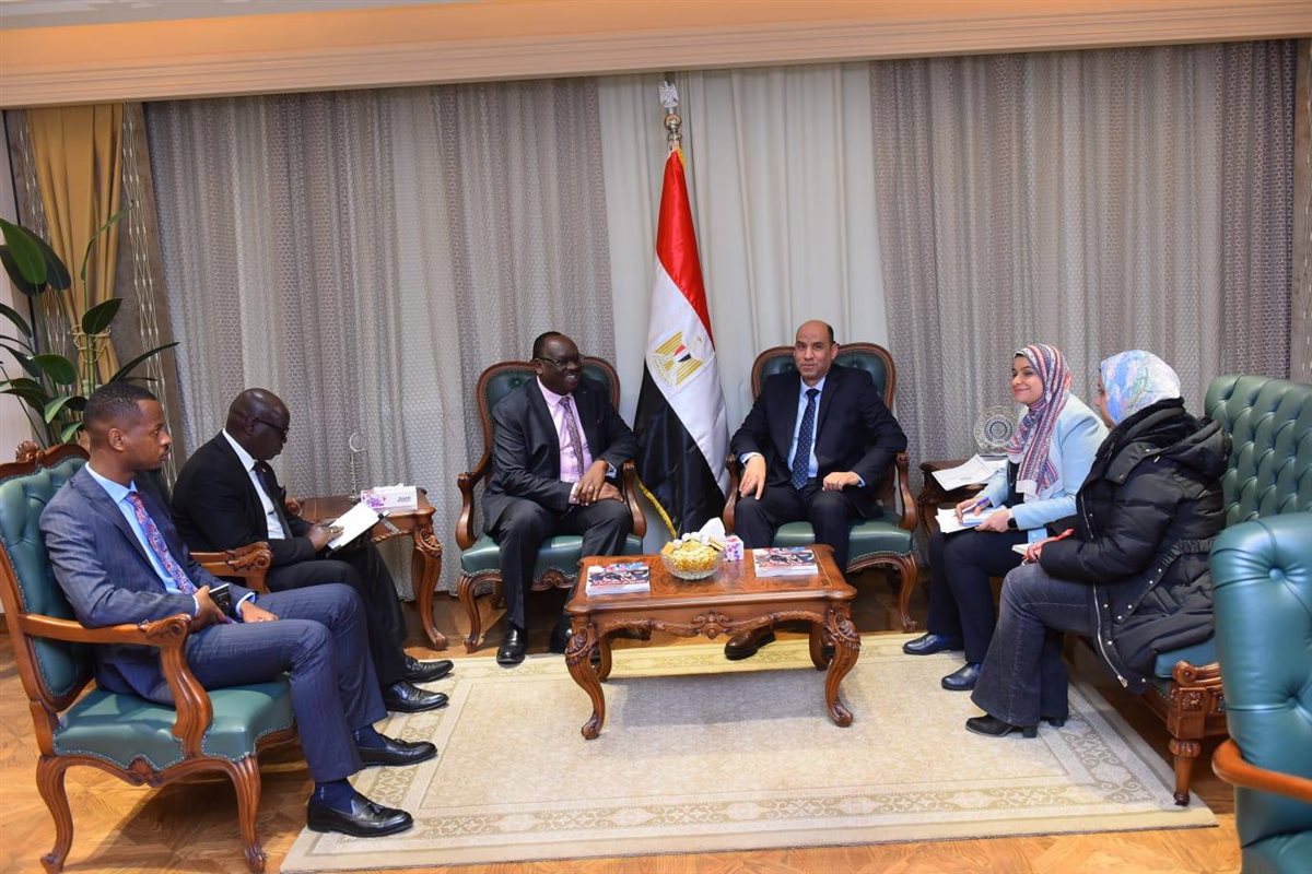 وزير العمل ونظيره الجنوب السوداني