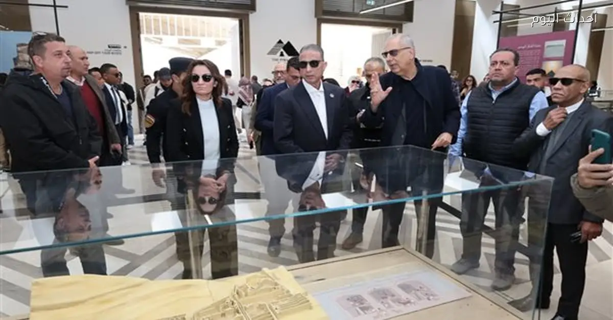 محافظ الجيزة يوزع 20 منصة بيع على بائعين بأهرامات الجيزة