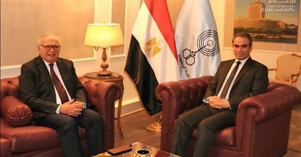 السفير محمد العرابي يناقش الدبلوماسية مع ضيوفه