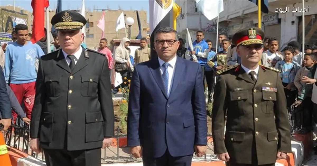 محافظ قنا يضع إكليل الزهور على نصب شهداء البارود