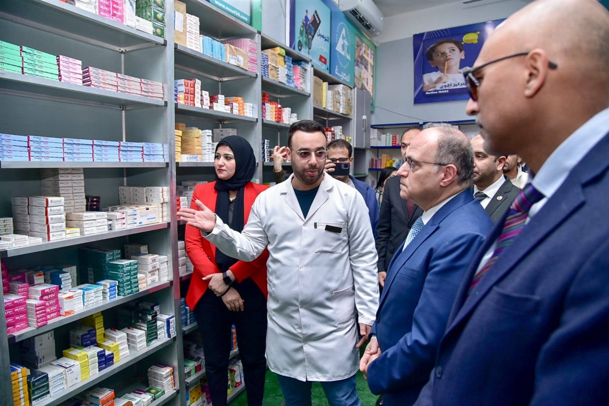 جانب من زيارة الغمراوي لصيدلية إسعاف الجيزة