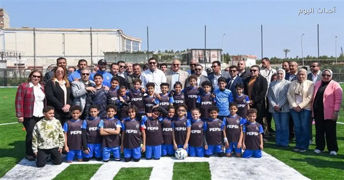 وزير الرياضة ومحافظ الإسكندرية يفتتحان ملعبًا جديدًا في أبو قير