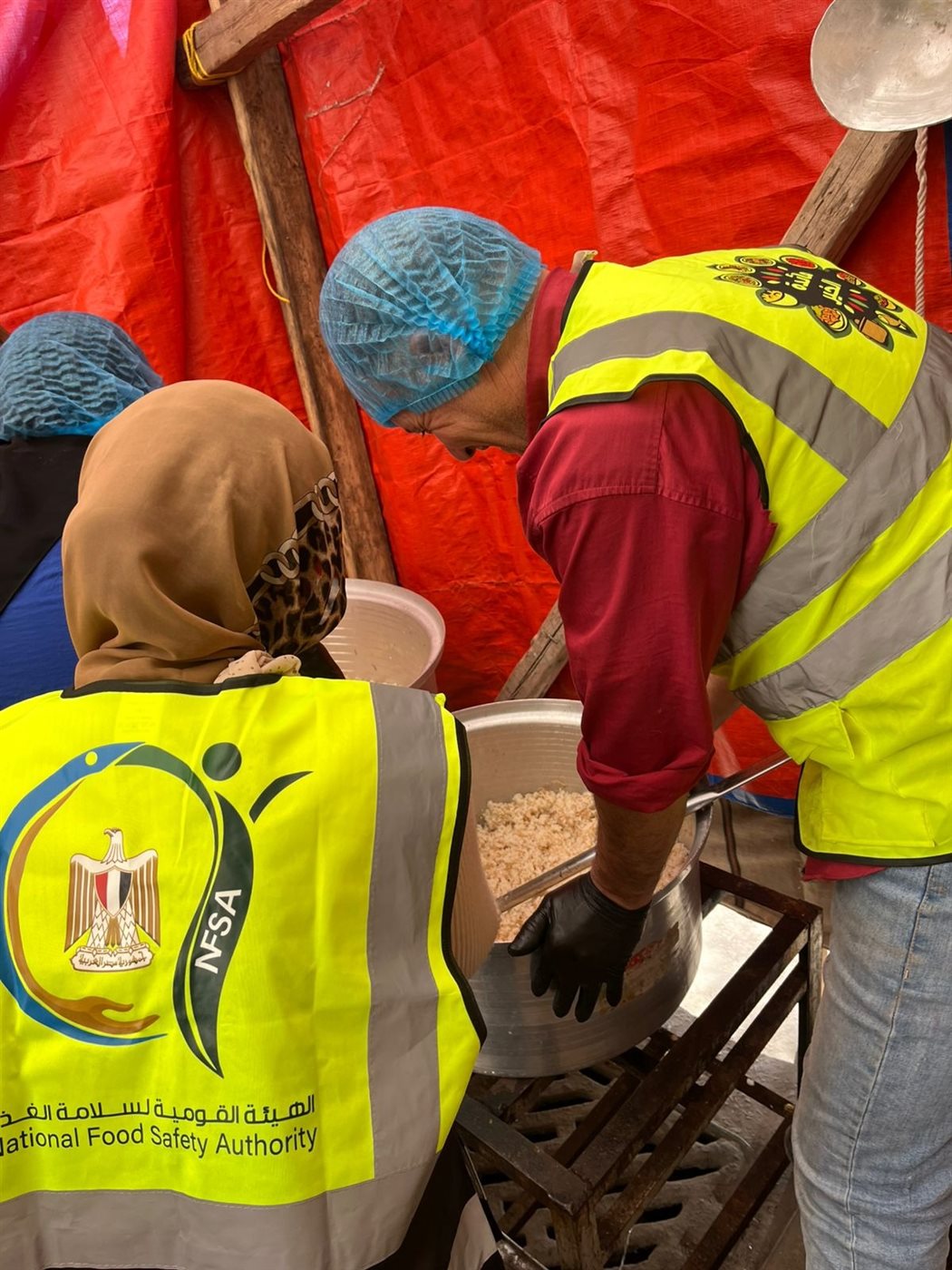 جانب من أعمال وتجهيز الوجبات 