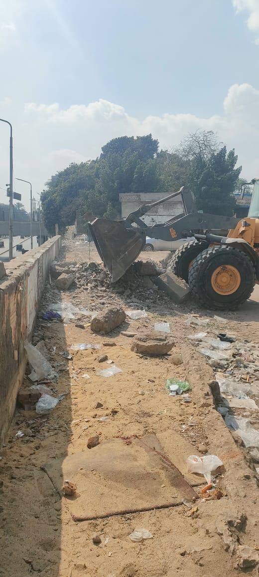 جانب من رفع المخلفات