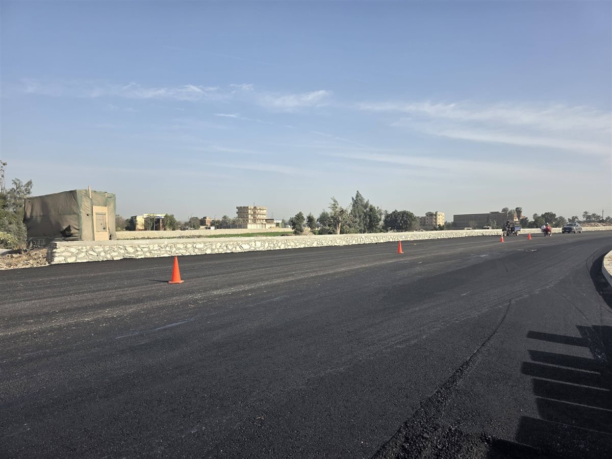 جانب من أعمال توسعة ورصف طريق المريوطية