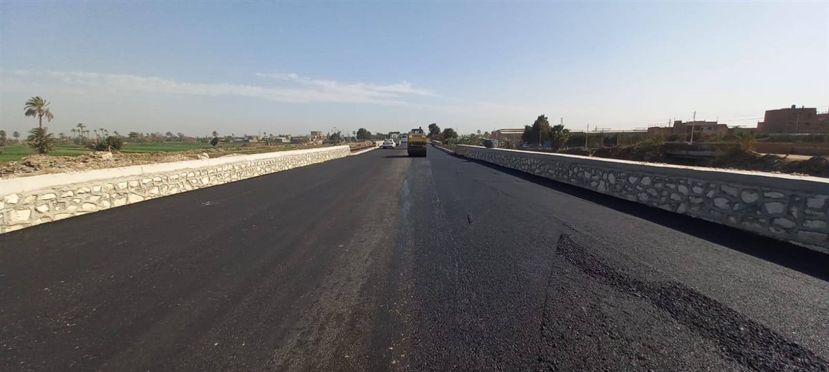 جانب من أعمال توسعة ورصف طريق المريوطية