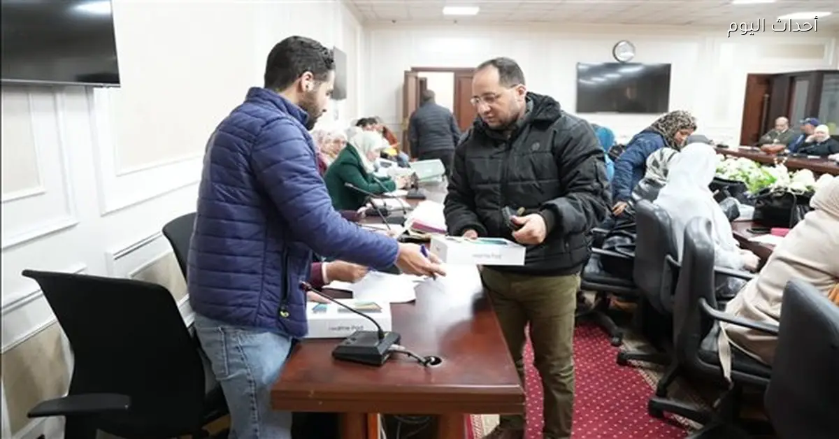 تسليم أجهزة تابلت جديدة لمفتشي الصحة المهنية في المديريات