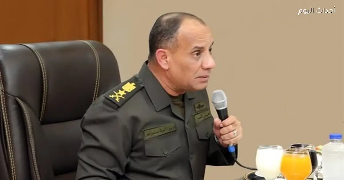 وزير الدفاع يلتقي قادة الجيشين الثاني والثالث الميدانيين