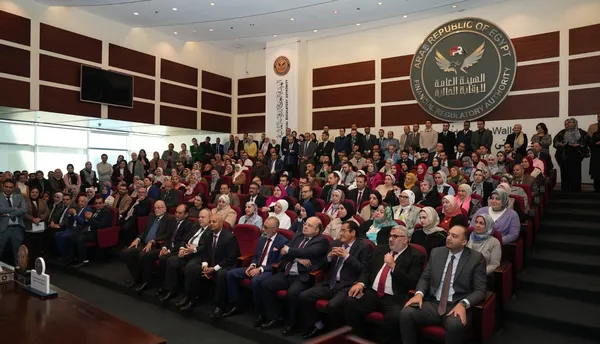 إسلام عزام يلتقي بالعاملين 